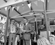 880011 Afbeelding van de toespraak van de schrijver Gerrit H. Jansen, bij de aanbieding van zijn boek 'De Straat een ...